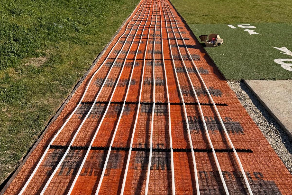 Pendant l'installation : le réseau de capteurs sur le lit en terracotta