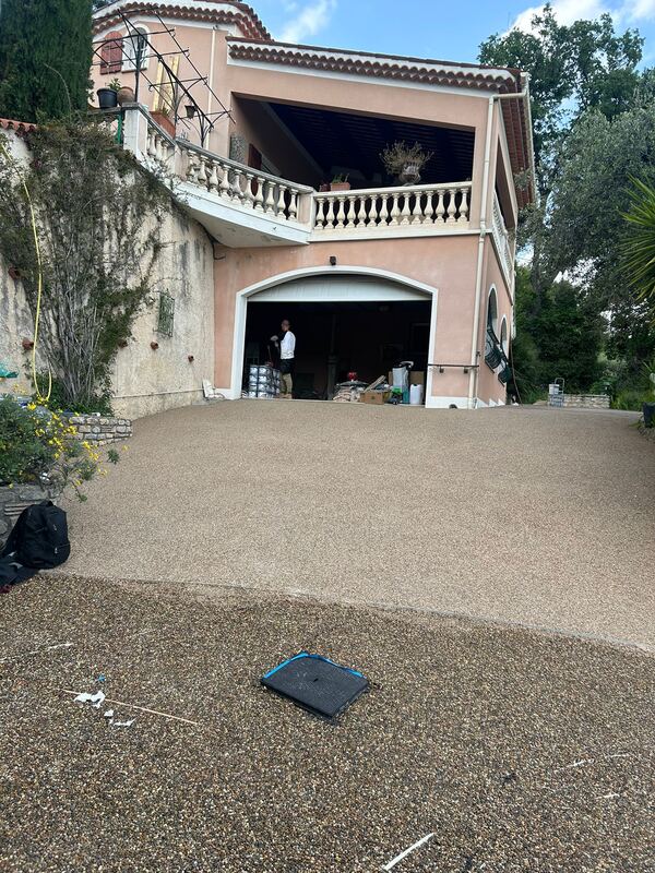 Résidence privée, cour finie en résine dans une villa à flanc de colline