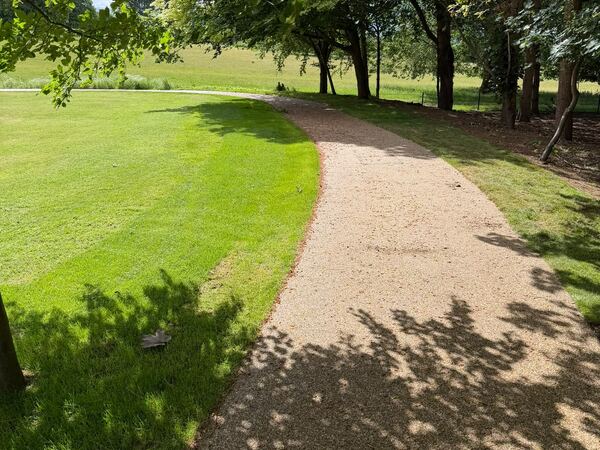 Espace public, allée à travers le parc